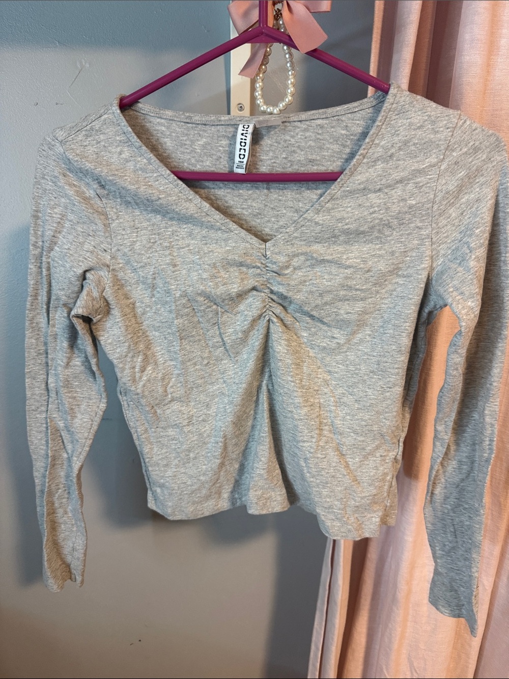 H&M Gray V-Neck Ruched Long Sleeve Crop Top